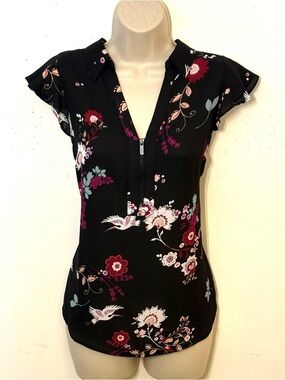 Candie's Black Floral Zip-Front Cap Sleeve Blouse. Size M. EUC.